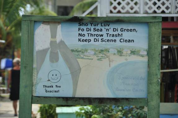 Placa bilingue emPlacencia, no litoral sul de Belize. Inglês e creolle